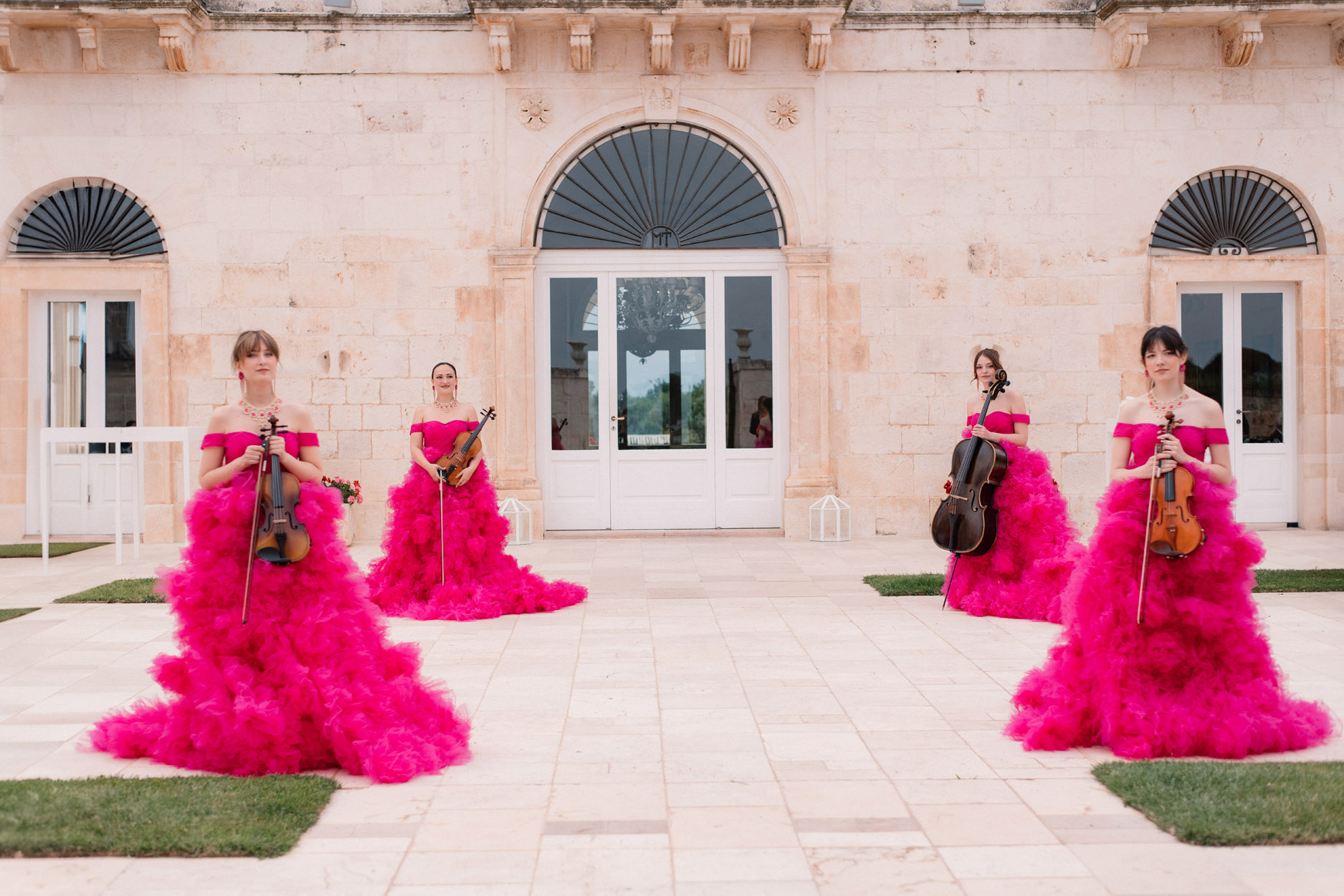 Musikerne bar kjoler i fuchsia – for at matche parrets farvetema. Musikerne bar kjoler i fuchsia – for at matche parrets farvetema.
