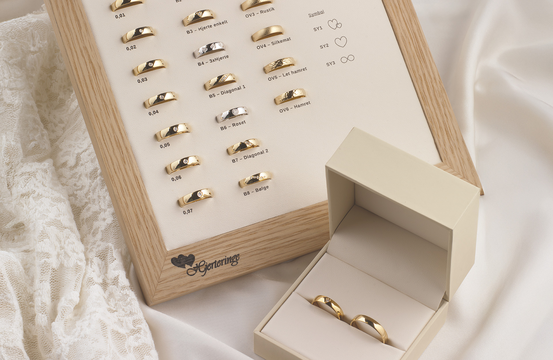 Se de mange muligheder og få rådgivning til valg af materiale, form, overflade, isætning af sten og gravering hos en af vores flere end 300 forhandlere. Se de mange muligheder og få rådgivning til valg af materiale, form, overflade, isætning af sten og gravering hos en af vores flere end 300 forhandlere.