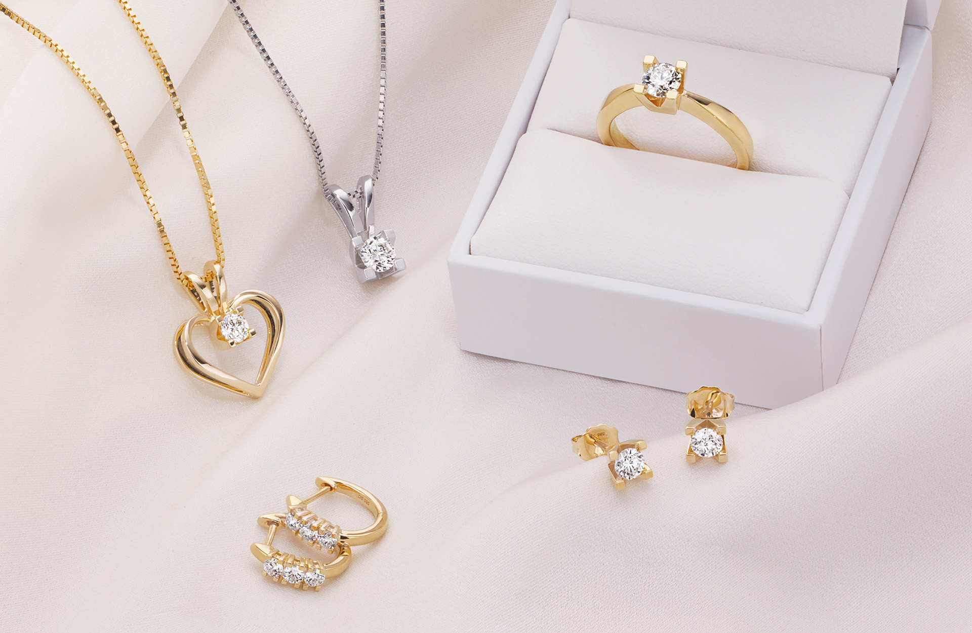 Kleopatra er navnet på vores eksklusive ombytningsserie, der er kendetegnet ved de fire grabber, der holder brillanten. Kleopatra er navnet på vores eksklusive ombytningsserie, der er kendetegnet ved de fire grabber, der holder brillanten.