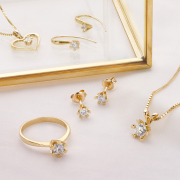 Vida er navnet på vores ombytningsserie i 8 og 14 kt. rød- og hvidguld isat en smuk diamant H-W/P1 i brillantslib.