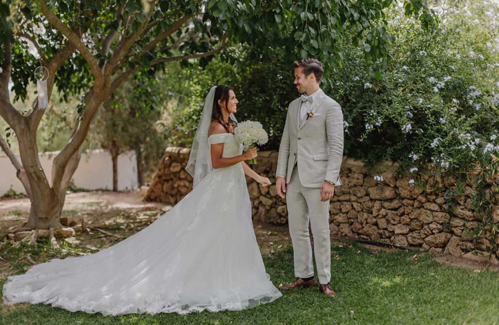 Under den spanske sol, omgivet af blomsterduft og latter, gav Matilda og Johan hinanden deres